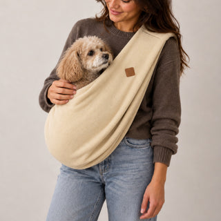 Perrito asomado desde el fular de porteo Donna's tela Polar color beige